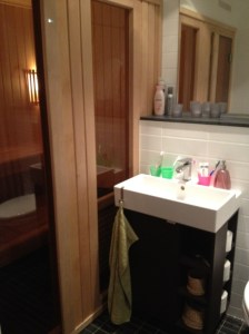 IKEA Lillången tvättställsskåp och Godmorgon spegel